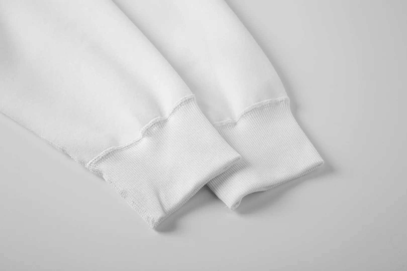 P240 White background picture [Evergreen for all seasons] Style number: 25003# Color: off-white/light pink/light blue/oatmeal gray/light floral gray/dark floral gray/red/brown/black and red label/black and white label/saffron label/hidden white label Size: S to 370g double-sided cotton heavyweight fabric✅ - Original same 7.5CM widened thread processing✅ - Front collar patchwork triangle block, four-needle six-thread topstitch design✅ - RL four-season classic style, loose fit, easy for both men and women to control, simple and clean, versatile, no mistakes, exposed topstitching, patchwork triangle, 1.3cm retro primary color hook drawstring, full of details